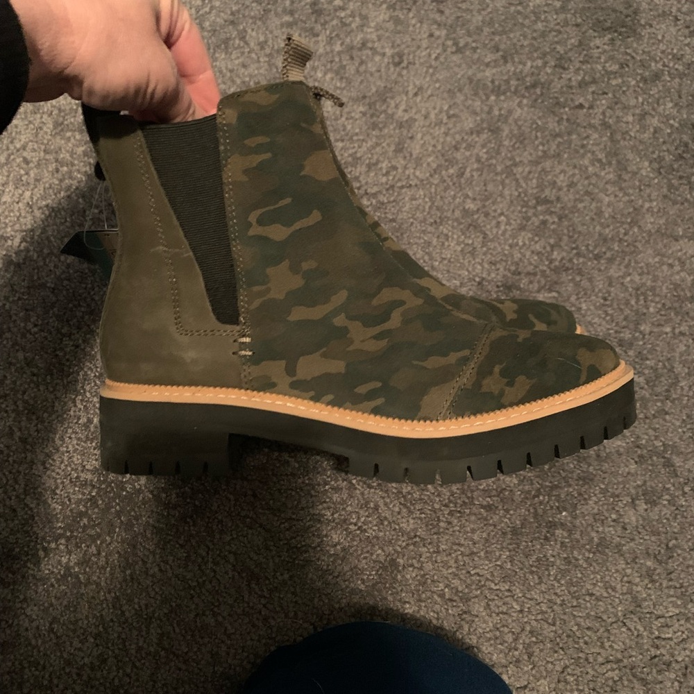 TOMS Dakota camo bootie 6.5